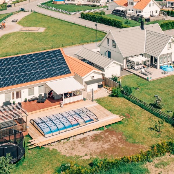 Nabolag der ett hus har solceller på taket